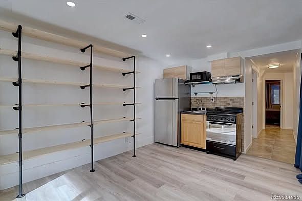 1st image of 2078 Oakcrest Cir