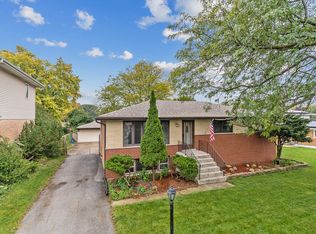 10555 S Michael Dr, Palos Hills, IL