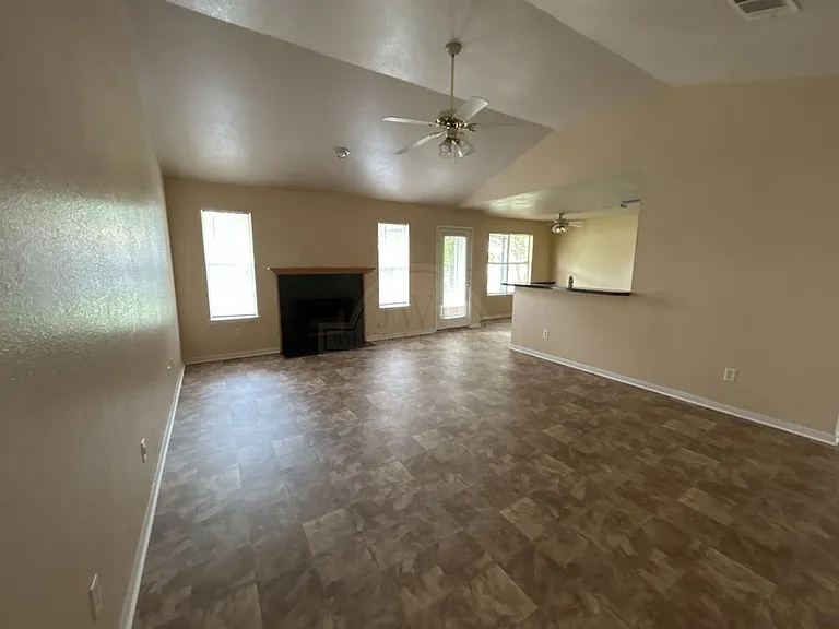 2707 Casey Dr — Photo 2