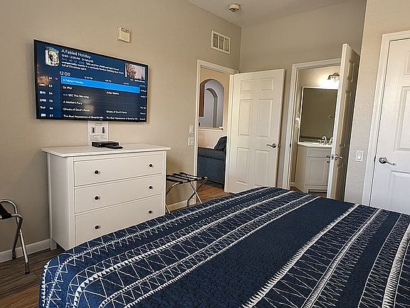 3rd image of 4814 Cayview Ave #102