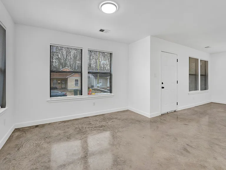 927 Seattle St — Photo 7