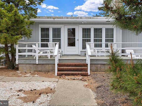 3rd image of 135 Long Beach Blvd #Bb