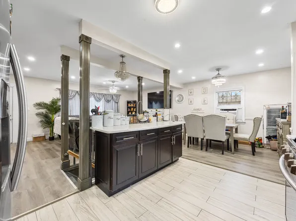 32-30 Anchor Drive image 4 of 33