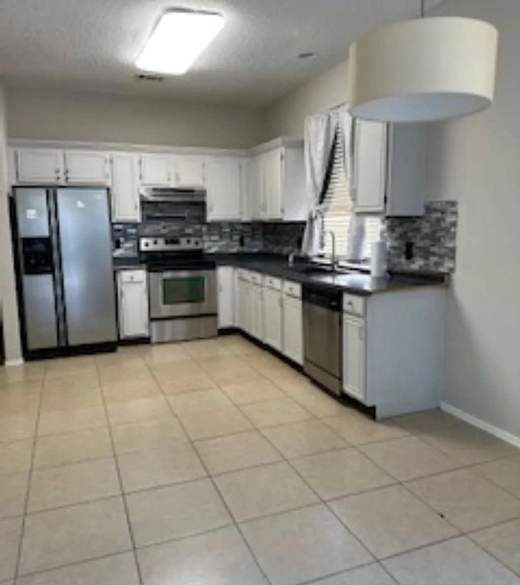 4 bed, 2.5 bath, 1200 sqft, $3,500 — Photo 3