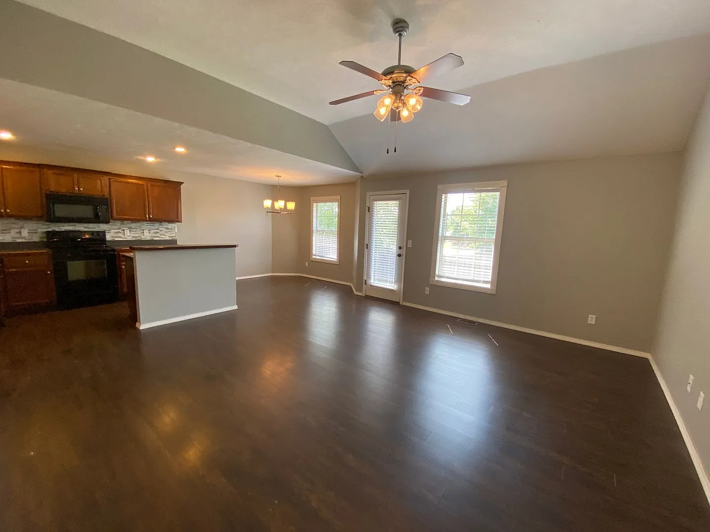 Beautiful 3 bedroom 2 bath home with fenced back yard — Photo 3
