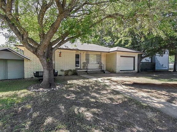 4th image of 400 Sandra Dr