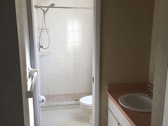 5th image of 409 SW 45th St