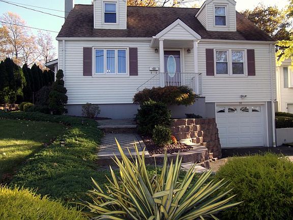 Great Curb Appeal - Beautiful Landscape & Walkways 