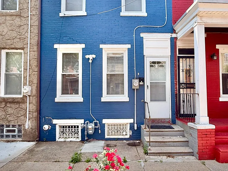 570 Line St — Photo 1