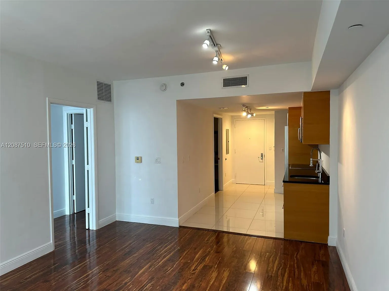 Iconbrickell Condo No 1 — Photo 1