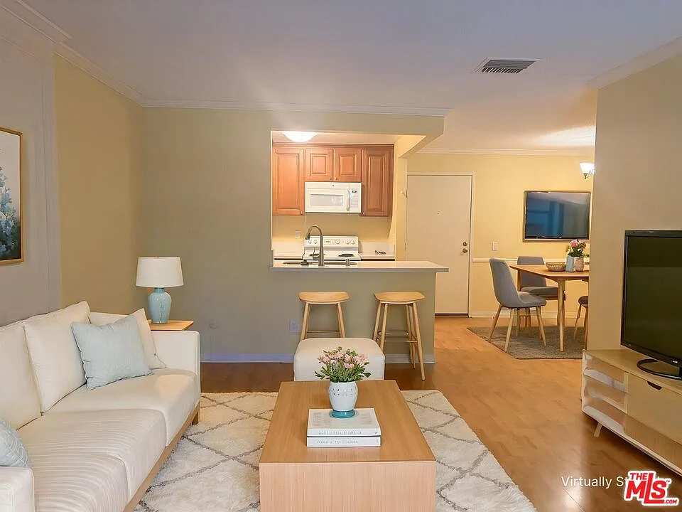 2 bed, 1.0 bath, 924 sqft, $2,800 — Photo 4