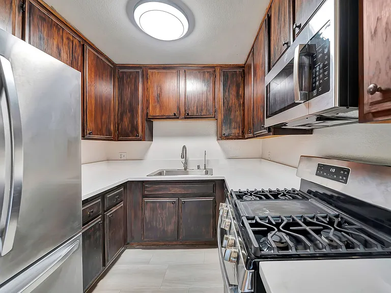 1614 E Chevy Chase Dr — Photo 10