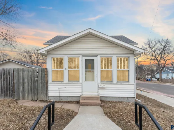 112 E 3rd St, Dell Rapids, SD 57022