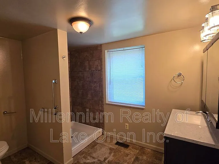 201 W York York Ave — Photo 10