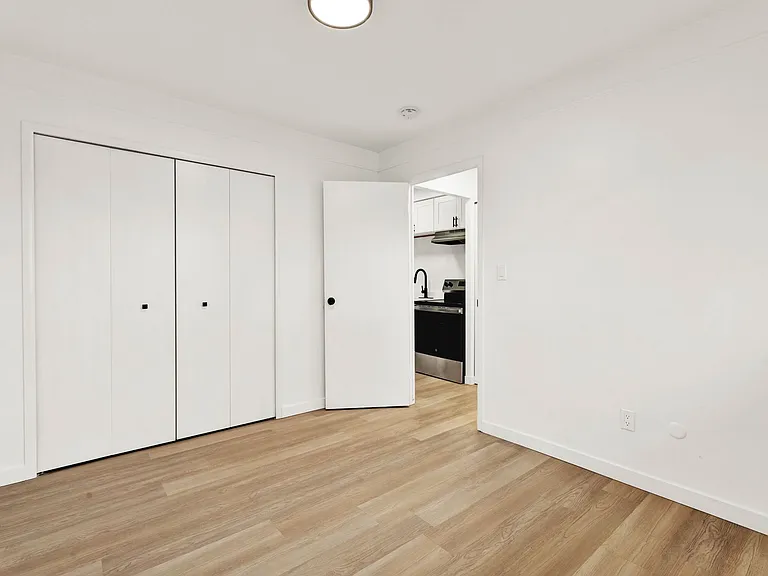 London Falls, Llc - Mt Clemens - Apartments — Photo 8