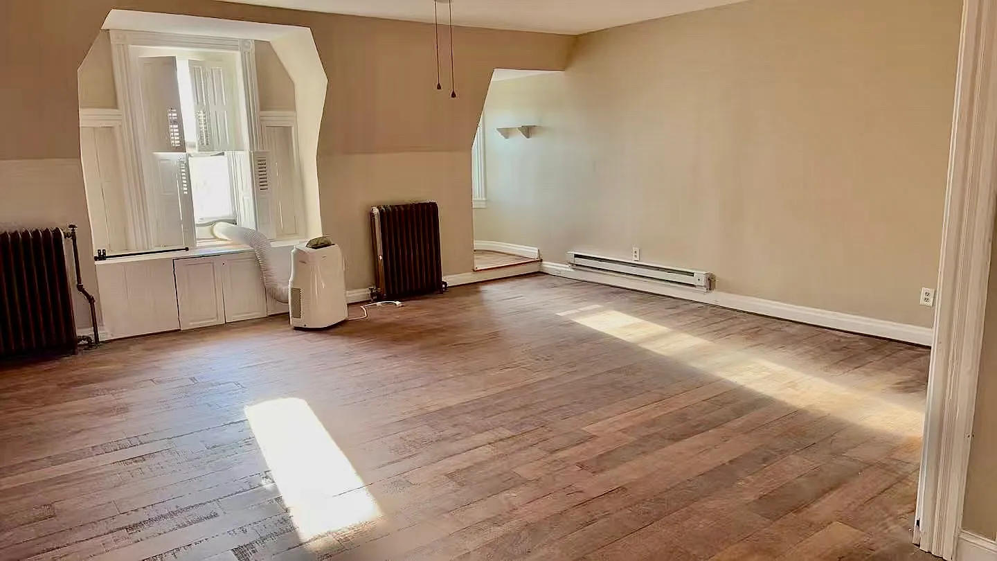 Studio, 400 sqft, $985 — Photo 2