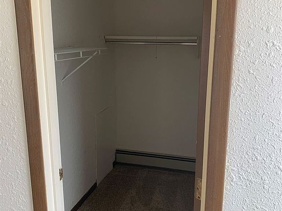 Meade 1 bed walk in closet