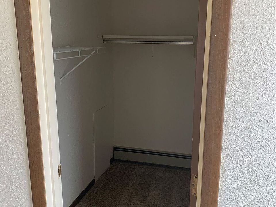 Meade 1 bed walk in closet