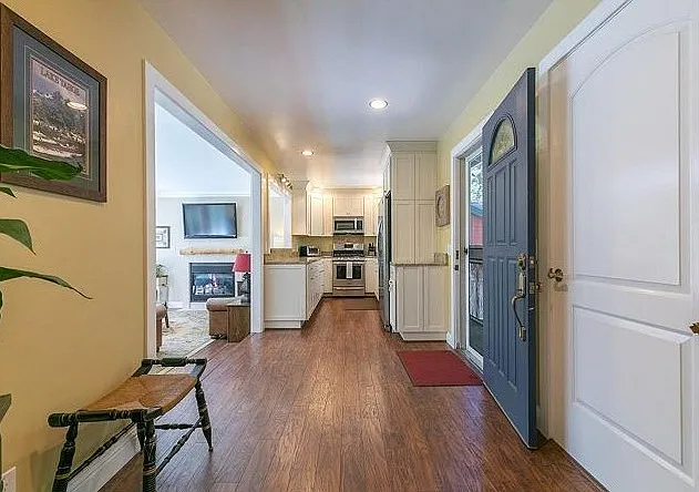 3 bed, 1298 sqft, $4,960 — Photo 4