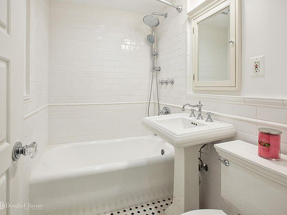 5th image of 320 E 42nd St APT 511