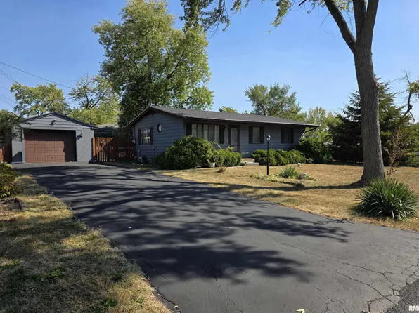 5506 N Longwood Dr, Peoria, IL 61614