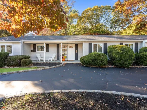 24 Blackfoot Trail, Shoreham, NY 11786