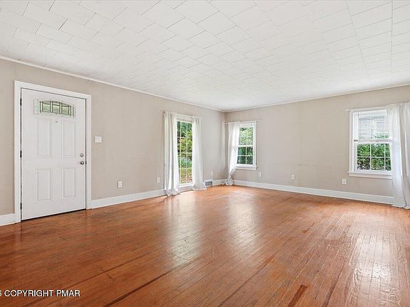 4th image of 122 Ransberry Ave