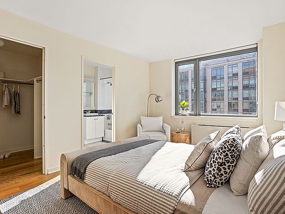 4th image of 425 Main St APT 15E