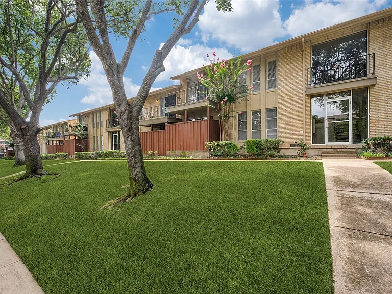 5838 Sandhurst Ln — Photo 1