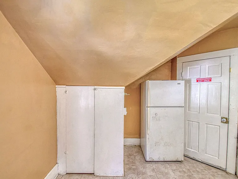464 College Ave — Photo 11