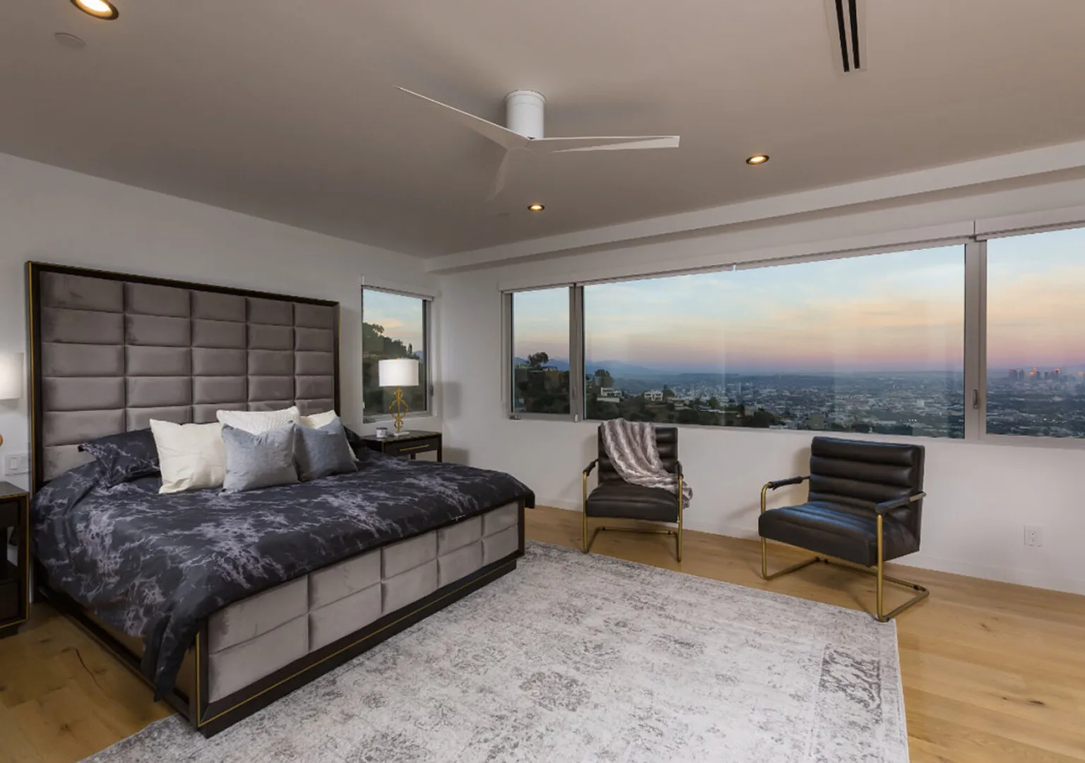 Fabulous 6BdR with City View — Photo 3