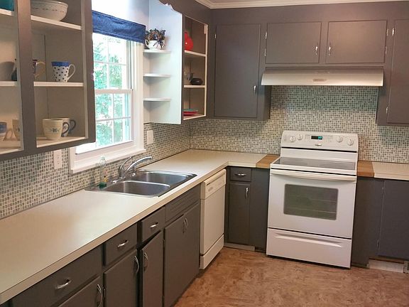 3rd image of 6 Hastings Ln