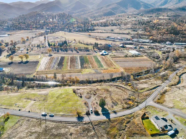 552 Eagle Mill Rd, Ashland, OR 97520