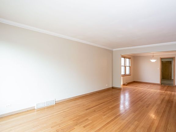 4th image of 2640 W 94th St