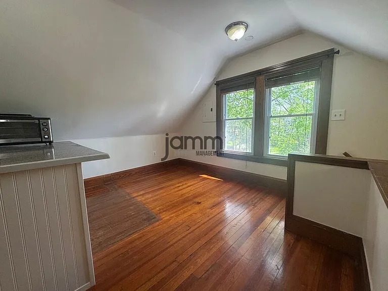 3228 E Fairfax Rd — Photo 4