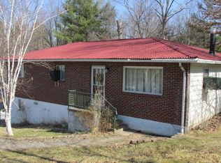 163 Roop Dr, Mount Hope, WV 25880