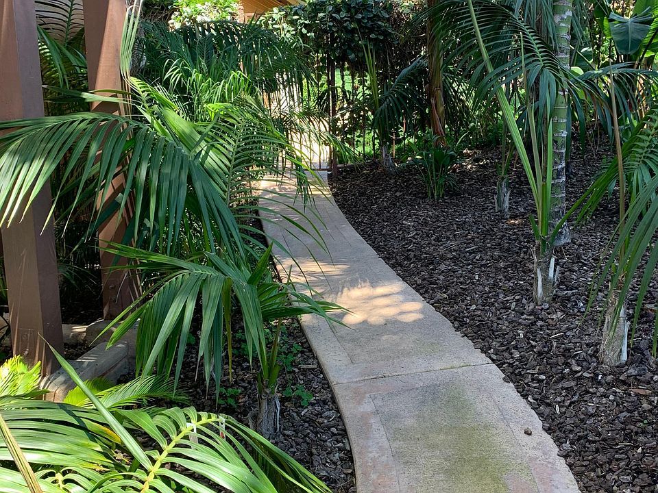 Private entrance to studio along the side of the main house