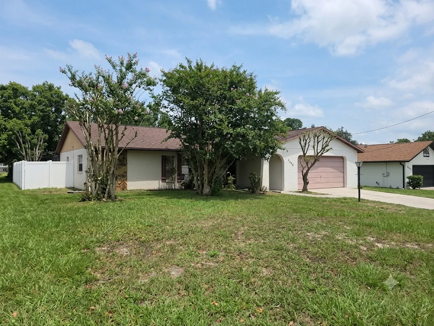 2 bedroom 2 bathroom Fully Fenced in Yard — Photo 2