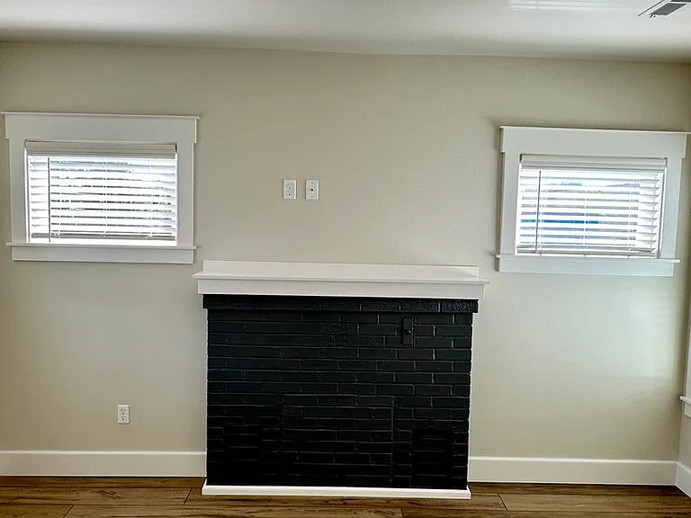 222 1st Ave E — Photo 17