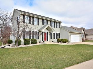 3820 Valley Creek Dr, Waukesha, WI 53189