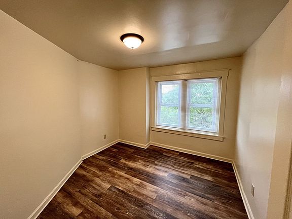 5th image of 831 W Walnut St APT 5