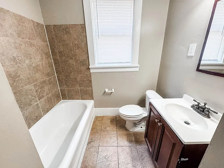 1659 Jackson Ave — Photo 13