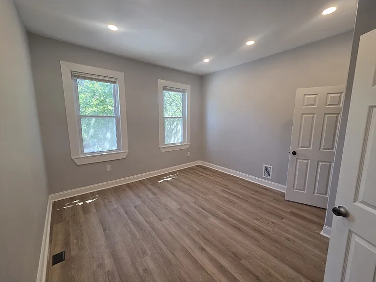 421 N Kenwood Ave — Photo 6