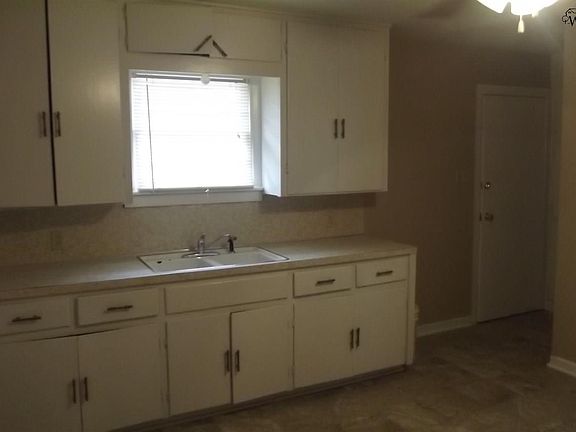 5th image of 411 Roberts St