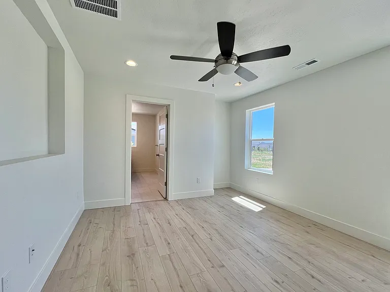 1431 N Meadowglen Ave — Photo 6