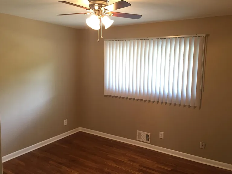 1443 Janmar Dr #MAIN UPSTAIRS — Photo 17