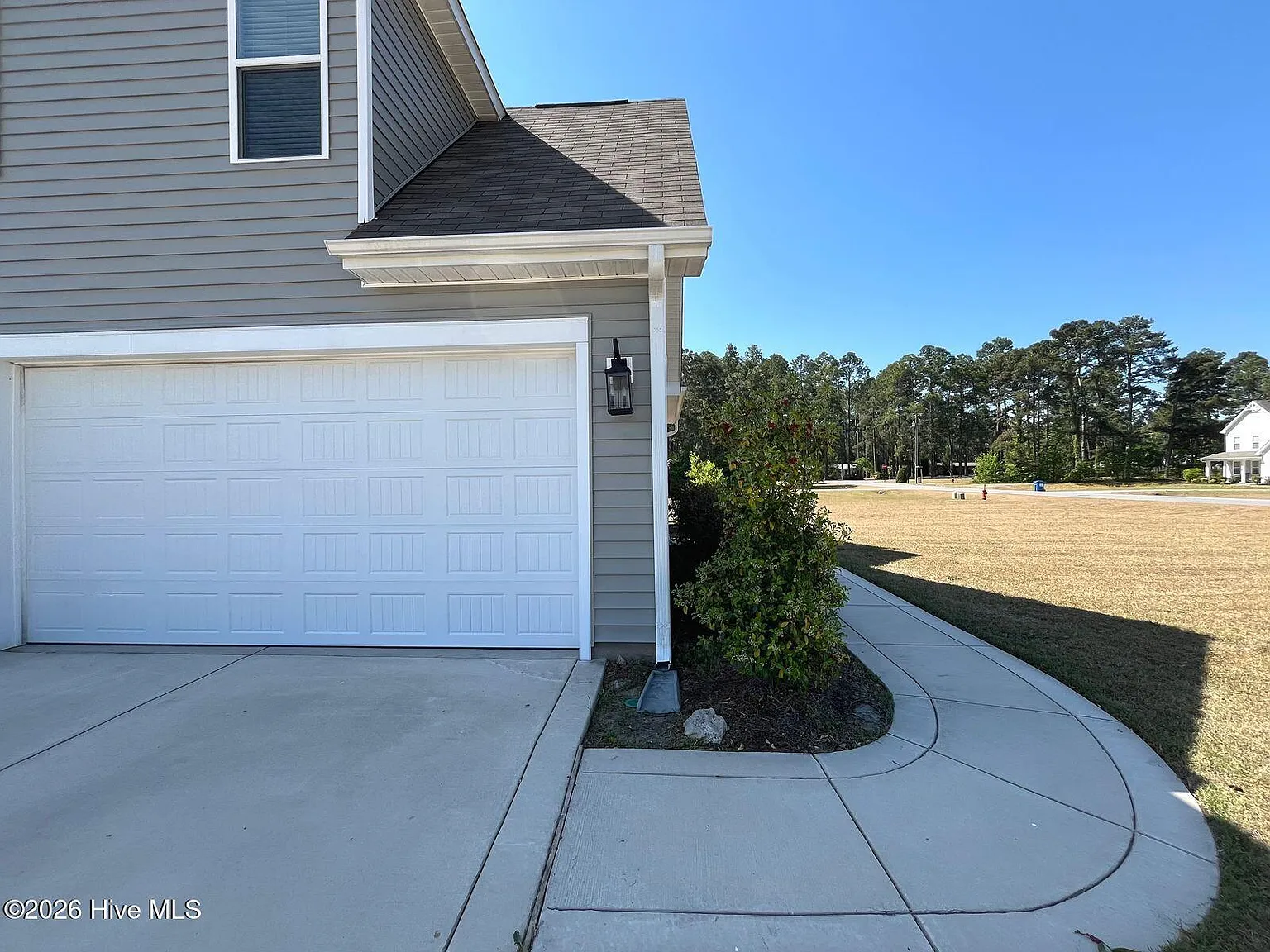 4 bed, 2.5 bath, 2363 sqft, $2,400 — Photo 2
