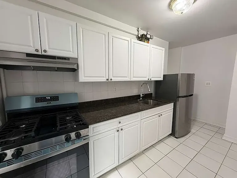 1543 Townsend Ave #4B — Photo 1