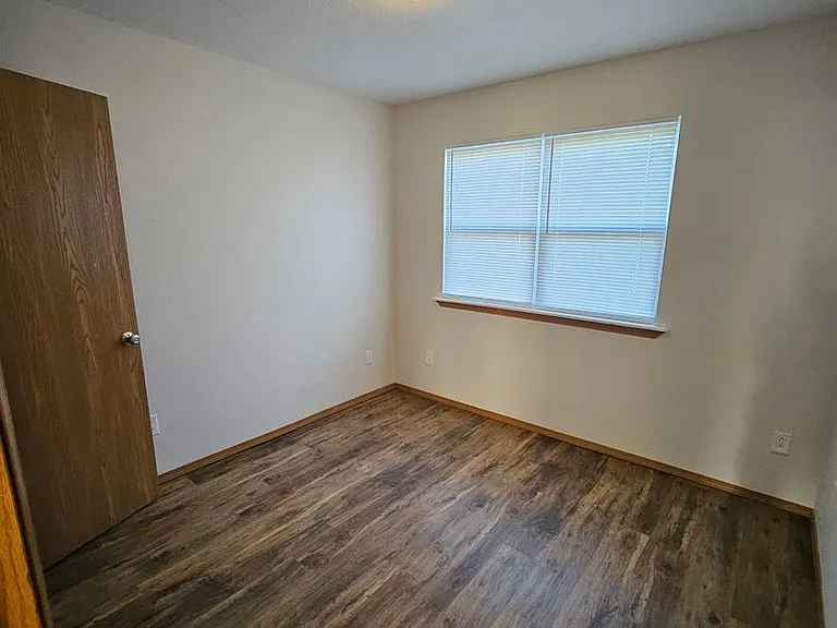 1100 W Crow St — Photo 14