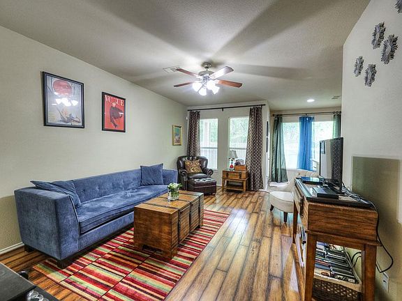 3rd image of 735 Hallsleigh Ln